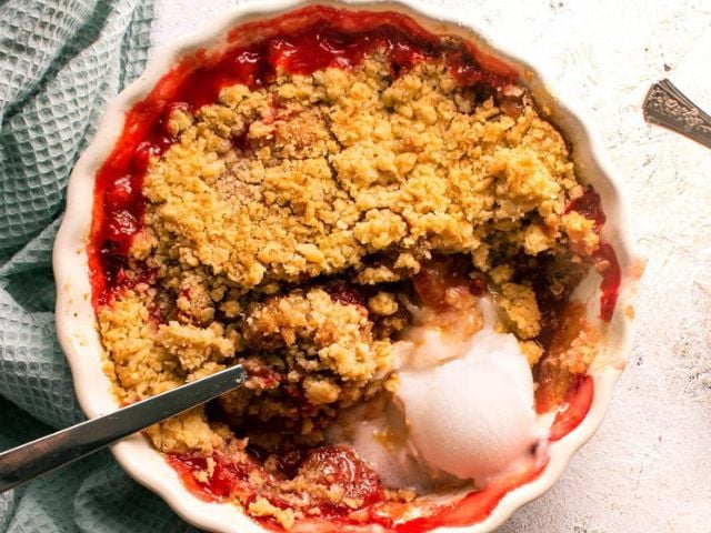 Easy Strawberry Crumble - summer dessert recipe