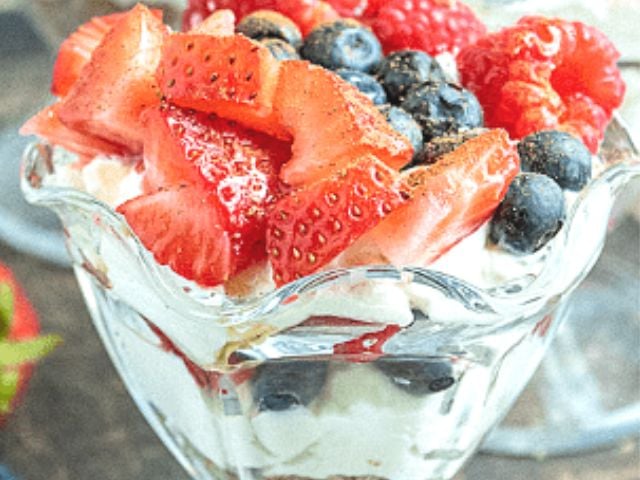 No-Bake Berry Cheesecake Parfait - no bake summer desserts