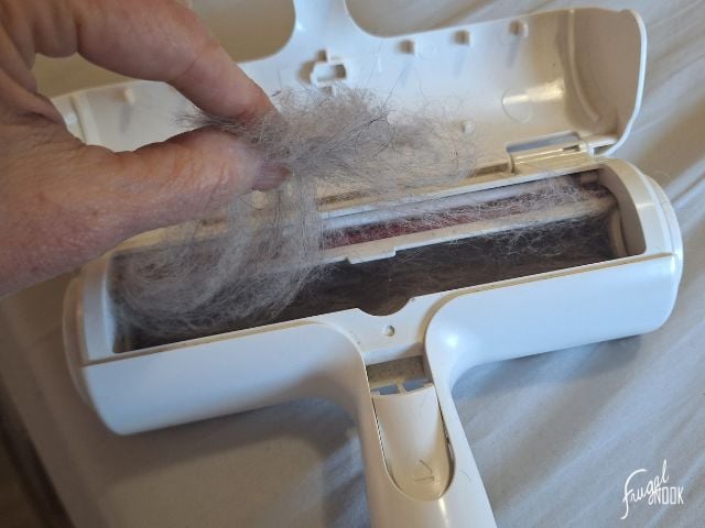 taking hair and lint out of the ChomChom Roller