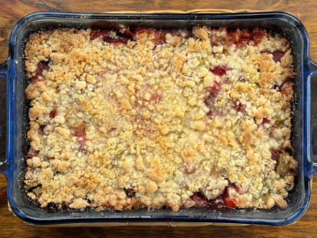 Strawberry Rhubarb Crumble - summer dessert recipe